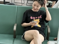 对面的女子看过来