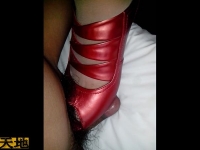 刚入手的红色高跟鞋。踩的爽啊、10P、、求贡献。