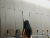 洗浴中心内部员工偷拍众多的美少妇换衣服在汗蒸房光溜...