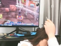 大哥就是会享受，玩着电脑吸着烟享受胯下骚逼的口活，...