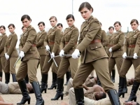 英姿飒爽的欧洲女兵们和她们的奴隶（ai制作）