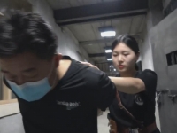 142少女警花审犯人