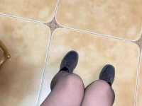 跪下来给主人舔脚擦鞋