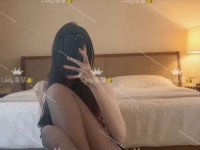 嗯？想不想被妈妈的黑丝玉足玩出氵？贱货？