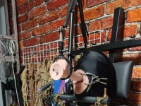 固定头部 无法动弹 堵嘴羞辱