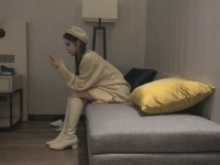 极品纹身女神，蜂腰翘臀美乳魔鬼身材，沙发啪啪完美展示