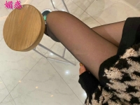 媚惑---咖啡厅桌子底下的黑丝，狗儿还不赶紧趴下跪舔！