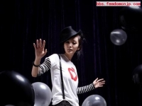 还犹豫什么能跪着看她都知足