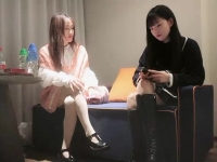 两个高颜值萌妹子双飞啪啪，连体网袜抬腿侧入搞完再留...