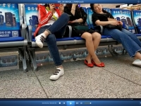 红色平底鞋 SI WA 美 女 靠在座椅上休息后跟露出就是不想...