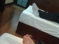 和朋友们出去嗨的时候 偷拍睡觉朋友的脚和鞋 有视频 人气旺回复高就上视频!!!