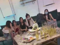 国产，几个美女KTV包房里，SM虐漂亮小少妇舔丝袜脚，灌尿