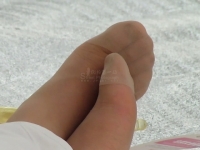 SHU NV 在隔热垫上狂晾 ROU 丝 脚之一