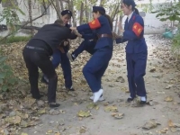 134女民兵抓捕脚踩审问犯人