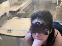 抬起头，仰望主人的丝袜脚，跪在地上，随着爬行。