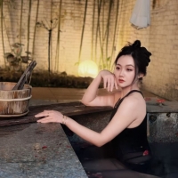 晴光正好，心情佳，赏赐狗子饮用泡澡水。【艾薇儿】