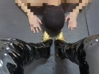 被云儿大长腿女王的长筒靴踩在脚下