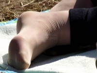 姑娘们躺在地铺上大晾 ROU 丝 脚之二